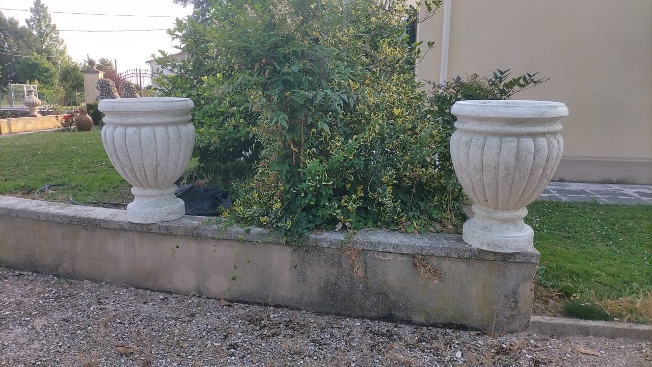 Bellissima coppia di Vasi in pietra di Vicenza - H 83 cm